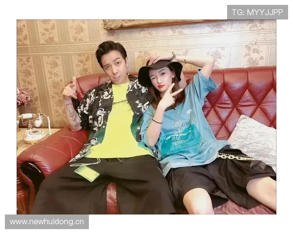 杨力维训练完直接拎爱马仕去接女儿放学？