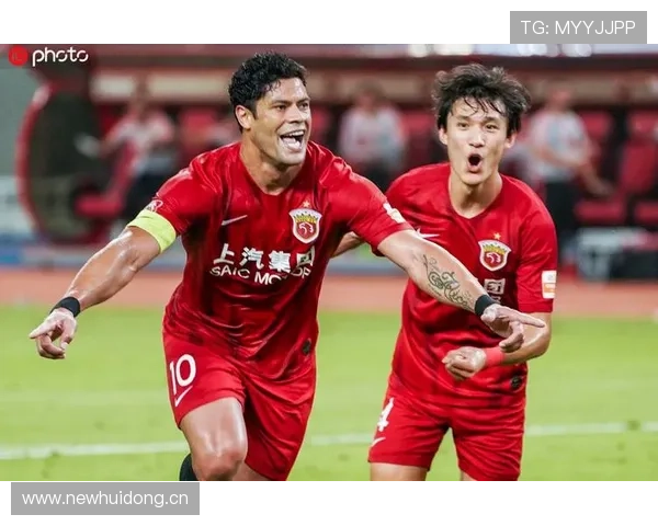 王燊超穿拖鞋拎塑料袋逛菜市场，队长形象和现实反差笑喷